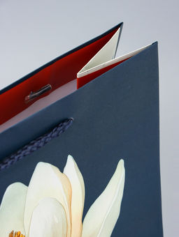 Цена за 2 шт. Пакет подарочный ламинированный Белая магнолия 26?12?32 см