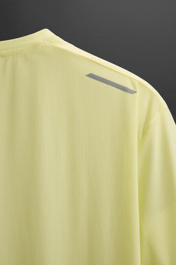 LIGHTWEIGHT TECHNICAL T-SHIRT - Zara фото 11