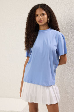 TRENDYOLMILLA Beyaz %100 Pamuk Basic Regular/Normal Kal?p Dik Yaka Orme T-Shirt TWOAW20TS0096