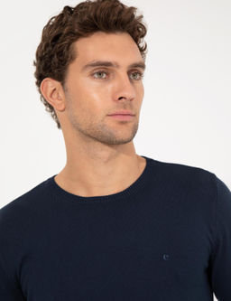 Базовый трикотажный свитер приталенного кроя темно-синего цвета с круглым вырезом