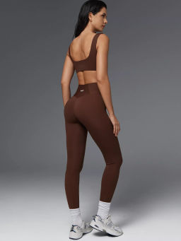 Спортивный топ-бра с прямоугольным вырезом