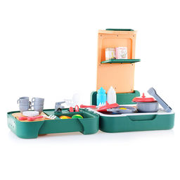 Набор посуды с продуктами, в чемодане