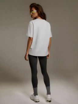 Свободная футболка с ярким принтом