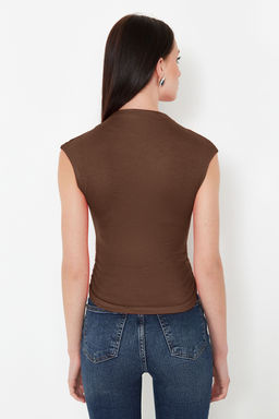 Kahverengi Dik Yaka Buzgu/Drape Detayl? Fitted/Vucuda Oturan Asimetrik Orme Bluz TWOSS24BZ00534