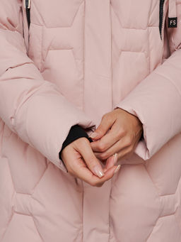 Пальто утепленное молодежное зимнее женское розового цвета 589899R - RoccaManer фото 15