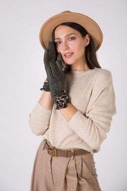 Перчатки мягкие зеленого цвета