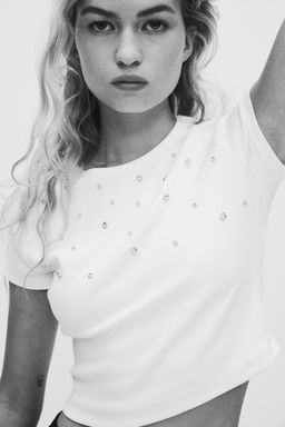 Camiseta cropped con detalles decorativos