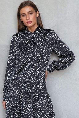 Платье в горошек на пуговицах черное