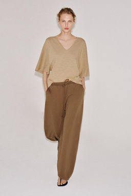 CAMISETA ESCOTE PICO / Tostado