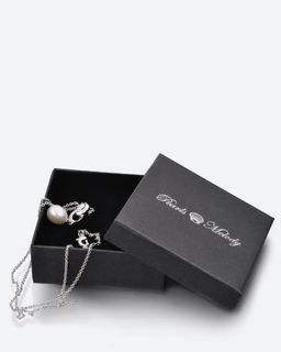 Pearls Melody Кулон с овальной белой жемчужиной декорированный цирконами