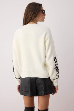 Ekru Oversize/Genis Kal?p Kol Islemeli Triko Kazak TWOAW26KZ00037 - Trendyolmilla фото 4