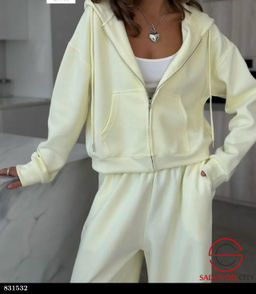 Спортивный костюм женский