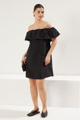 TRENDYOLMILLA Siyah Genis Kesim Poplin Carmen Yaka Lastik Detayl? Mini Dokuma Elbise TWOSS25EL00182