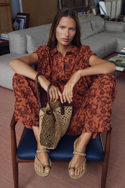 BOLSO SHOPPER EFECTO TRENZADO / Marr?n