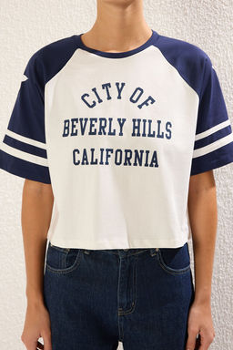 TRENDYOLMILLA Ekru %100 Pamuk Renk Bloklu Slogan Bask?l? Relaxed Crop Orme T-Shirt TWOSS25TS00067 фото 3