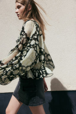 Blusa de gasa con volantes