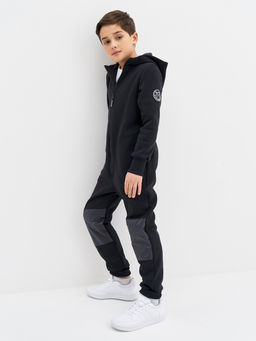 Черный комбинезон с наколенниками для мальчика