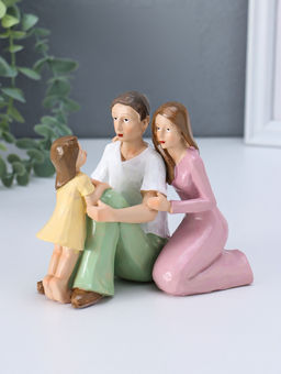 Фигурка полистоун «Молодые родители с дочкой», 7×13×12 см