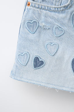 BERMUDA DENIM PARCHES CORAZONES / Azul claro