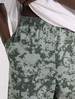 Шорты мужские с принтом милитари миллитари варка на зеленом 531027-1