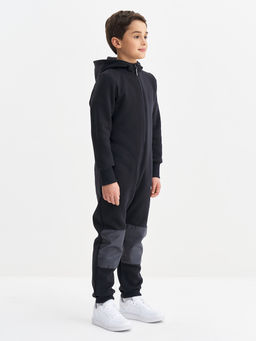 Черный комбинезон с наколенниками для мальчика