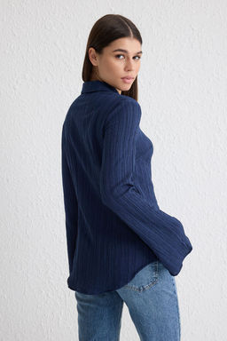 Koyu Lacivert Dokulu Fitted Bele Oturan Dokuma Gomlek TWOSS24GO00002