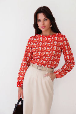 Блуза прямого силуэта с вырезом лодочка