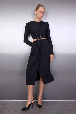 Siyah Cut out ve Aksesuar Detayl? Anvelop Etekli Midi Dokuma Elbise TWOAW26EL00179