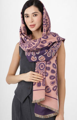 в составе ШЕРСТЬ и КАШЕМИР Большой, мягкий, теплый однотонный двусторонний палантин.