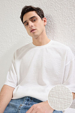 Ekru D___k Omuz Regular/ Rahat Kesim Dokulu T-Shirt TMNSS25TS00043