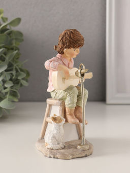 Фигурка полистоун «Мальчишка играет на гитаре, с котёнком», 8×8×13.5 см