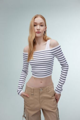 Slim Fit Dar Kesim Cizgili Ac?k Omuz Triko Kazak