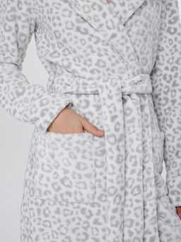 Халат женский флисовый белый с леопардовым принтом - Mark formelle фото 3