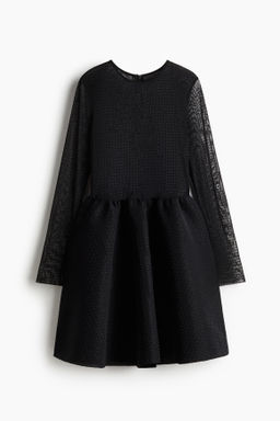 Vestido de malla con detalles decorativos