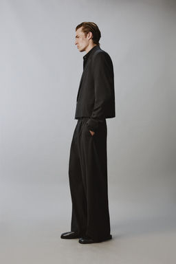 PANTAL?N RELAXED FIT PLIEGUES TRAJE / Negro