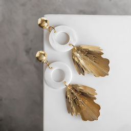 Серьги с перламутром «Сиа» листочек, цвет белый в золоте