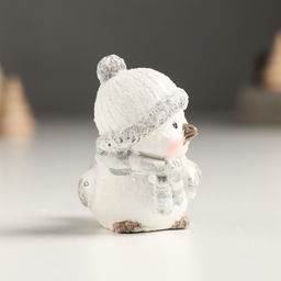 Фигурка полистоун Белый птенчик в шапке и вязанном шарфе, серебро, 5?3.5?5 см, МИКС