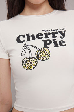 TRENDYOLMILLA Ekru Slogan Bask?l? Crop Fitted/Vucuda Oturan Orme T-Shirt TWOSS25TS00036  фото 3