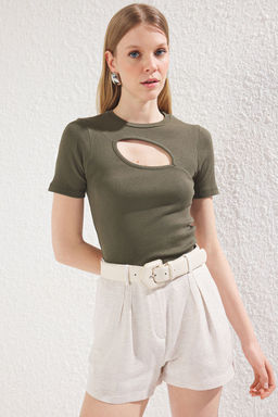 Trendyolmilla Siyah Cut Out Detayl? Fitted/Vucuda Oturan Bisiket Yaka Crop Fitilli Esnek Orme Bluz TWOSS22BZ0355 фото 10