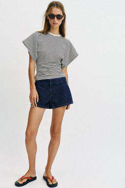 CAMISETA ENTALLADA RAYAS / Rayas