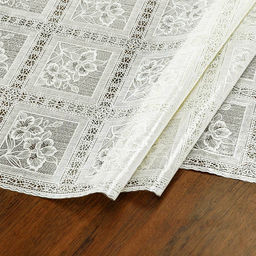 Скатерть ПВХ "Ришелье" 137х180см, длина стола до 120см, на 4 персоны, "LACE" гладкая, пленка сверху, квадраты, беж с перламутром, упак. "классическая" п/э 28х41см т.м. "Домашняя Мода" (Китай)