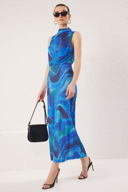 TRENDYOLMILLA Mavi Soyut Bask?l? Dik Yaka Drapeli Belden Ac?lan Esnek Maxi Orme Elbise TWOSS25EL00381  фото 7