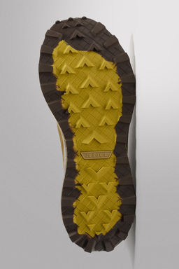 ZAPATILLA DE CORRER TRAIL / Marr?n
