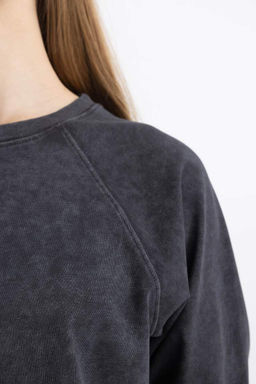 Моющаяся футболка свободного кроя с длинными рукавами и эффектом потертостей - Defacto фото 5