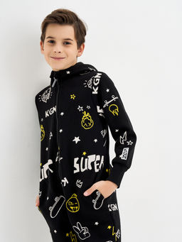 Черный комбинезон для мальчика с принтом