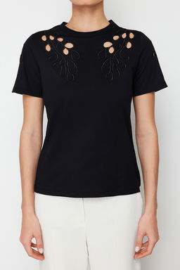 TRENDYOLMILLA Siyah Brode Nak?sl? Basic/Regular Kal?p Orme T-Shirt TWOSS24TS00069  фото 11
