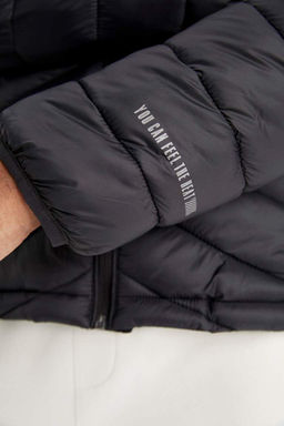 Водоотталкивающая приталенная куртка-пуховик DeFactoFit с капюшоном  фото 6