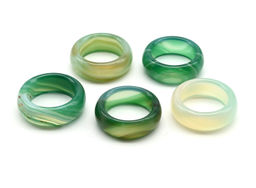 Кольцо широкое из агата цвет зеленый Радуга камня