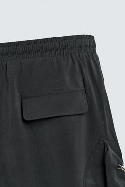 BERMUDA CARGO FLUIDA RELAXED FIT / Negro