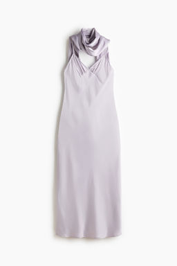 Vestido de sat?n con tirantes finos y fular